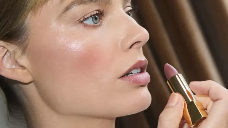 CHANEL - Margot Robbies Beauty Look From The Latest Red Carpet