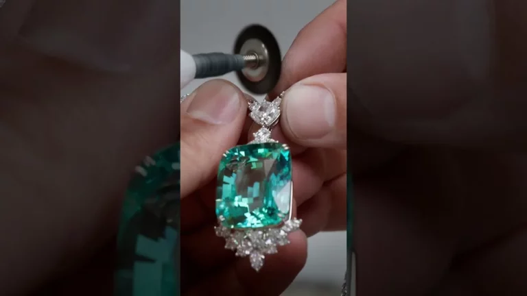 HARRY WINSTON - The Rare Beauty of Harry Winston’s Emerald and Diamond Necklace